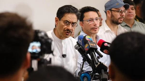 Carlos Caicedo se baja de las elecciones presidenciales y se une a la campaña de Iván Cepeda Carlos Caicedo se baja de las elecciones presidenciales y se une a la campaña de Iván Cepeda