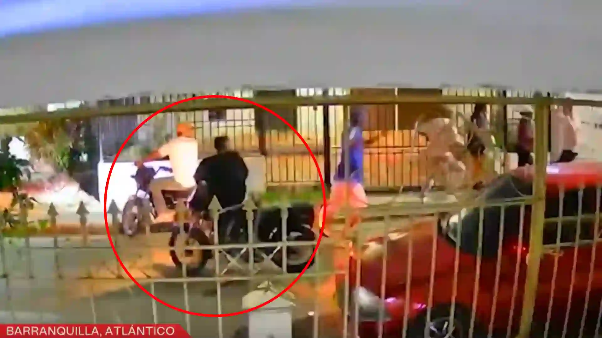 VIDEO del momento exacto del violento atraco de ‘moto ladrones’ a un grupo de personas en Barranquilla