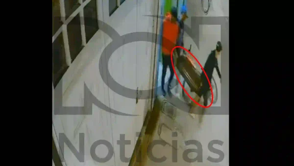 Video del momento en el que sacan el cuerpo desmembrado del profesor Kevin Santiago Ángel en una maleta