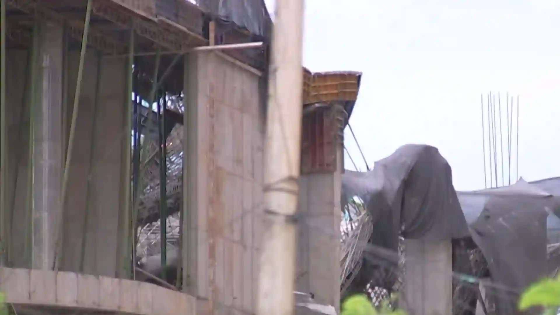 Placa de una obra en construcción se desplomó y cayó sobre varios trabajadores en Floridablanca
