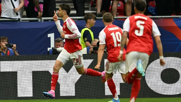¡Casi le rompe el arco! Golazo de Havertz para poner arriba al Arsenal en la final de la Champions