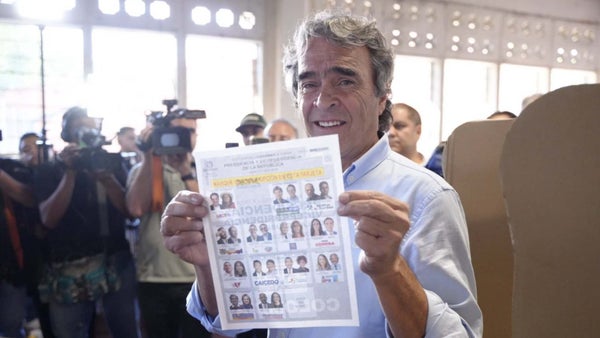 Sergio Fajardo habla sobre lo que le pedirá a sus votantes de cara a la segunda vuelta Sergio Fajardo habla sobre lo que le pedirá a sus votantes de cara a la segunda vuelta