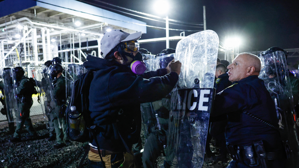 Incidente en centro de detención para migrantes obliga a declarar un toque de queda cerca a Nueva York