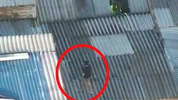 “Enguayabados” y en ropa interior, integrantes de banda dedicada al hurto de motos trataron de huir por los tejados en Bogotá