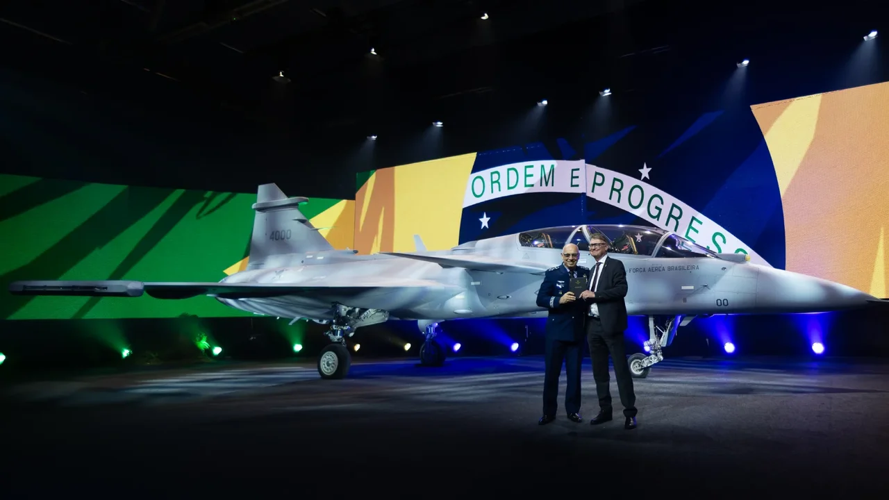 Saab presentó el primer avión Gripen F en Suecia: ¿Así serán los que llegarán a Colombia?