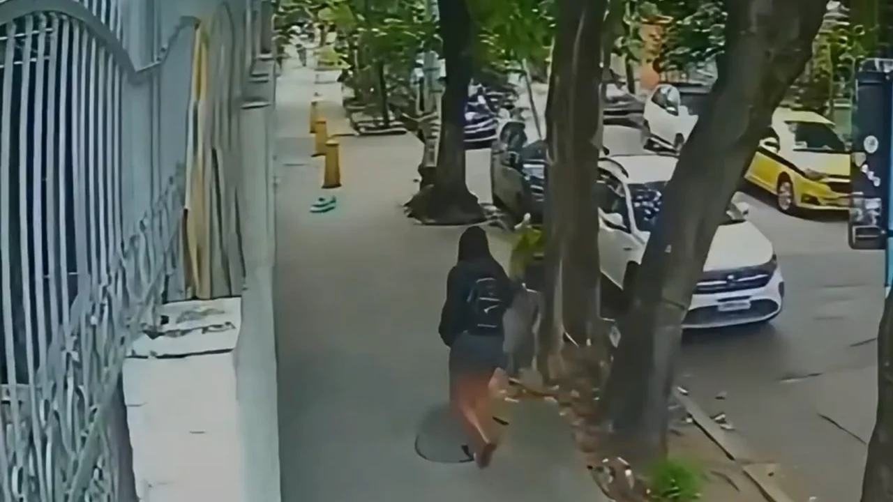Mujer pisó una tapa floja y terminó dentro de una alcantarilla en Brasil: video