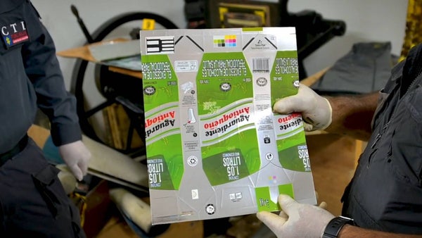 Descubren fábrica de etiquetas y cajas falsas para vender aguardiente adulterado en Bogotá