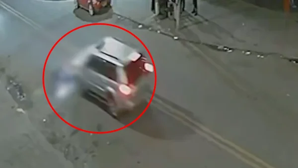 Carro embistió a una moto y huyó a toda velocidad en Bogotá: víctima está luchando por su vida