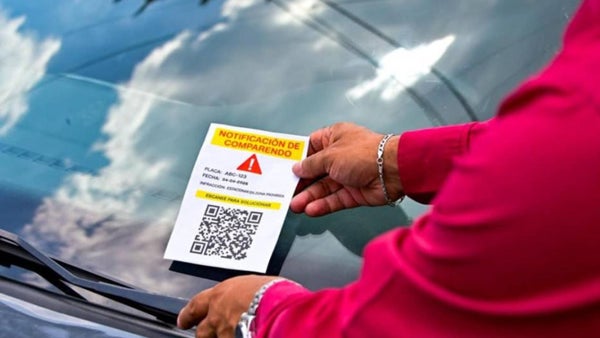 Están usando volantes con supuestas multas y códigos QR para robar datos personales y financieros en Bogotá