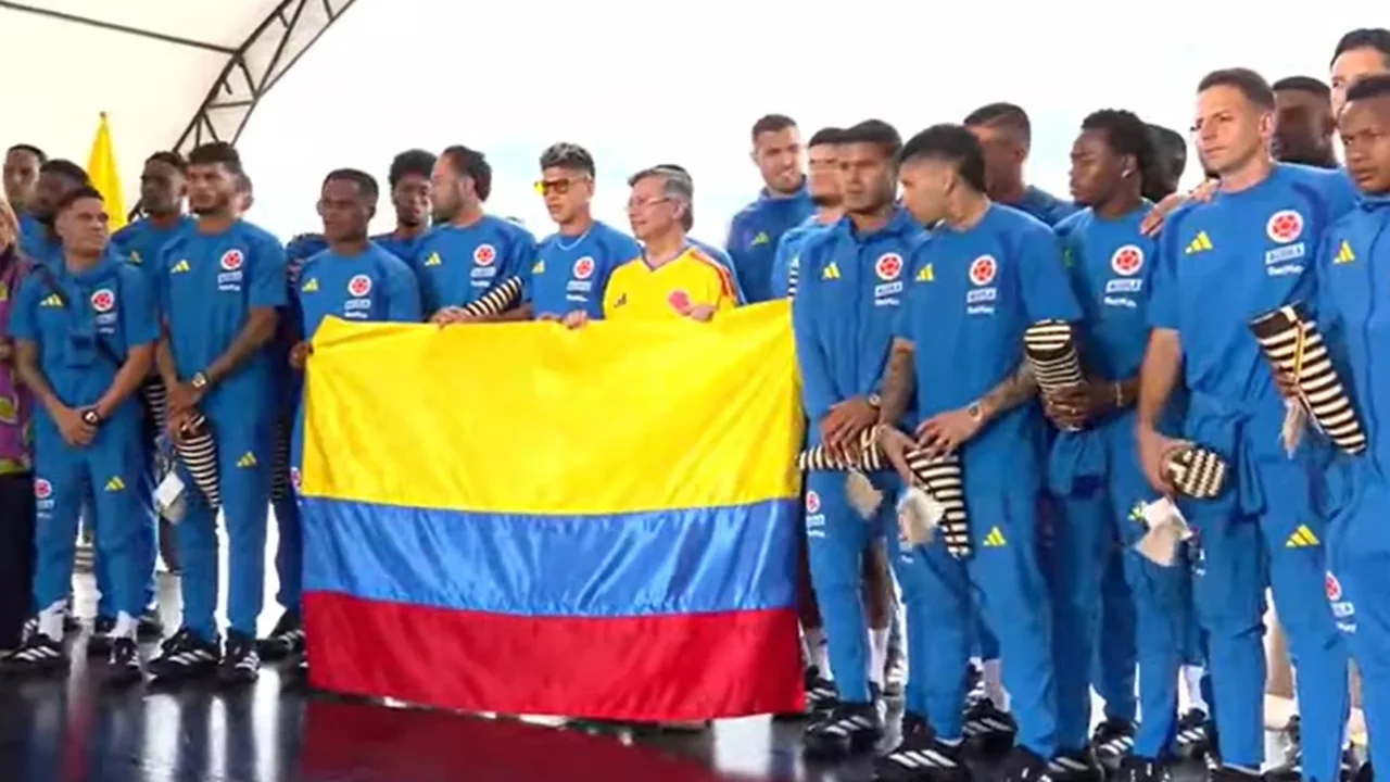 Cover image for Selección Colombia recibió bandera nacional de manos del presidente Petro antes del Mundial