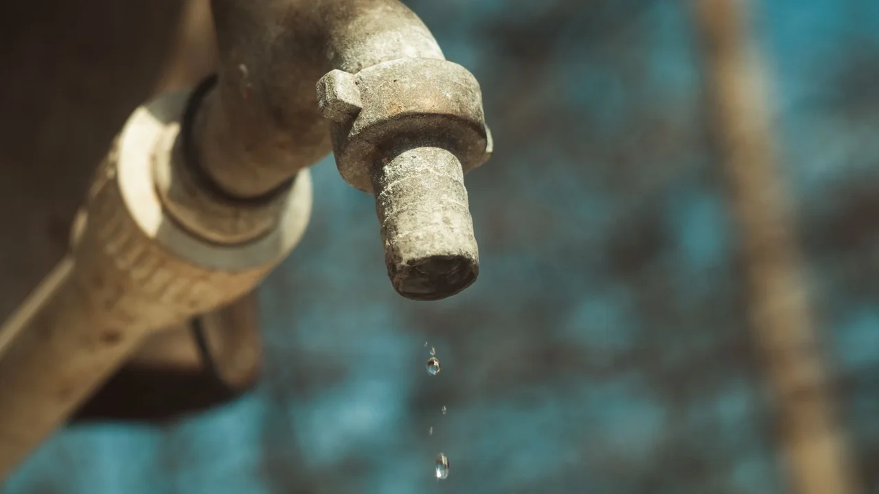 Cover image for Masivo robo de agua en Bogotá: más de 13 millones de metros cúbicos no han sido facturados