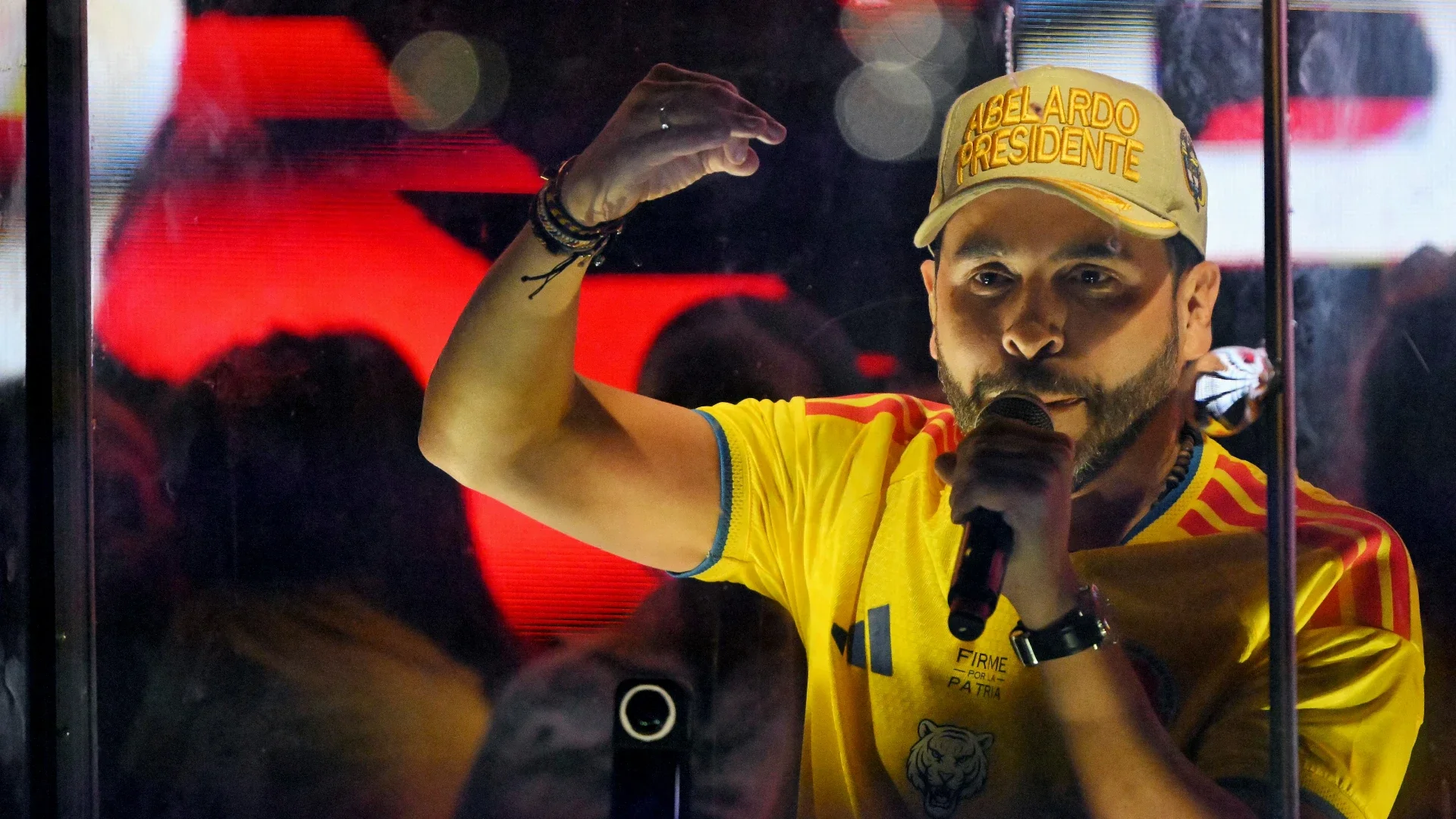 Abelardo de la Espriella con la camiseta de la Selección Colombia.