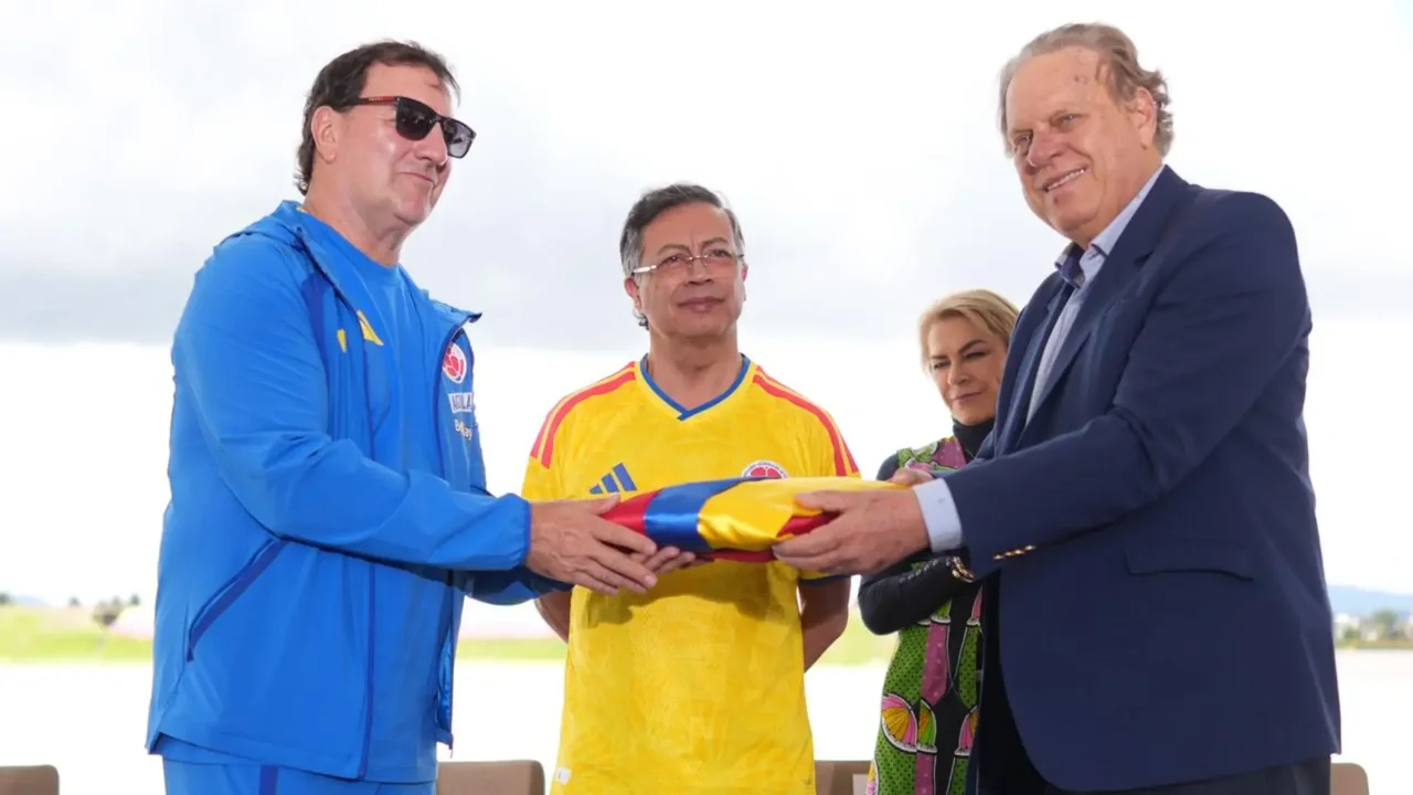 Néstor Lorenzo defendió a sus jugadores tras críticas luego de recibir la bandera de Colombia