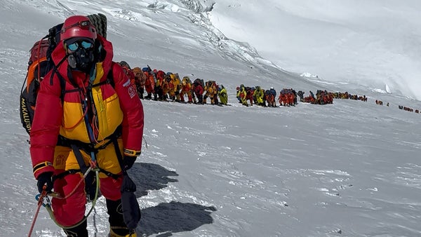 Hombre sobrevivió seis días atrapado en la "zona de la muerte" del Everest: este fue su testimonio Hombre sobrevivió seis días atrapado en la "zona de la muerte" del Everest: este fue su testimonio