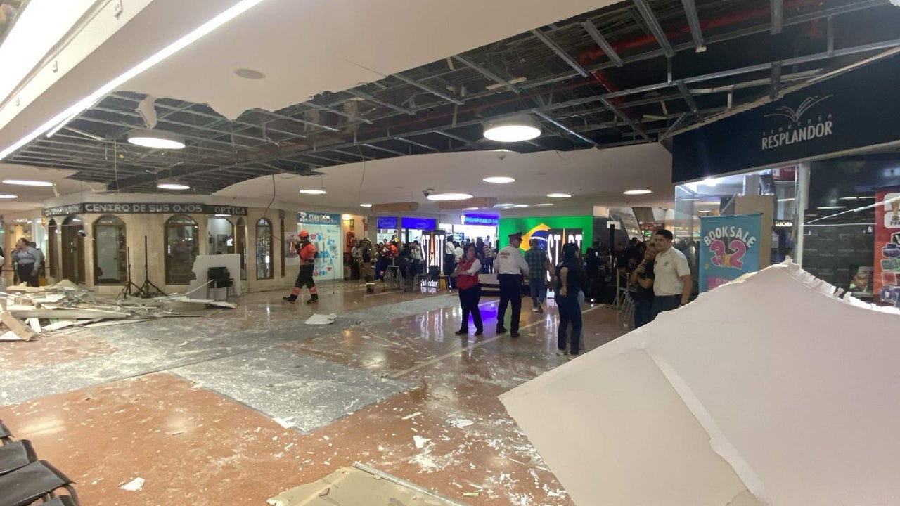 Cover image for Colapsa parte del techo del centro comercial Unicentro en Medellín