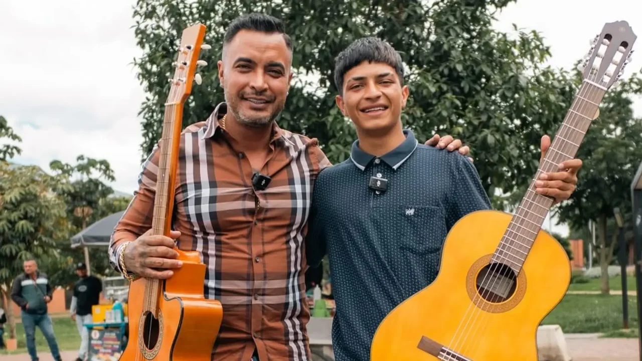 El gesto de Jhon Alex Castaño con el músico callejero que fue reducido por policías en Bogotá