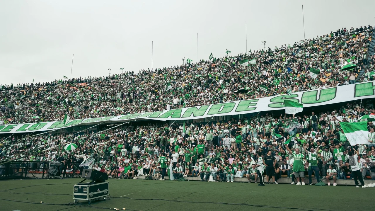 Cover image for Hincha de Junior murió tras ser atacado cerca del Atanasio Girardot en la final