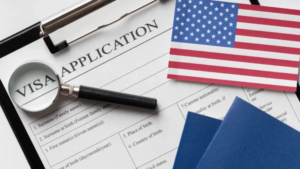 Declaran ilegal la tarifa de 100.000 dólares impuesta por el presidente Trump para visas H-1B