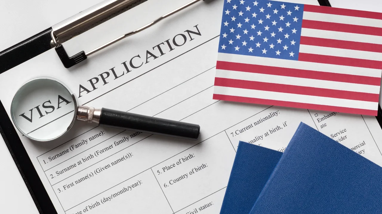Cover image for Declaran ilegal la tarifa de 100.000 dólares impuesta por el presidente Trump para visas H-1B