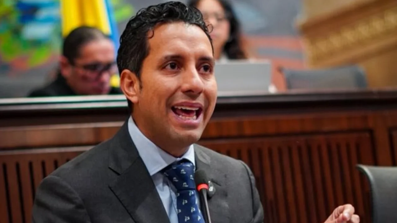 ¿Por qué el presidente de la Cámara, Julián López, presentó su renuncia?