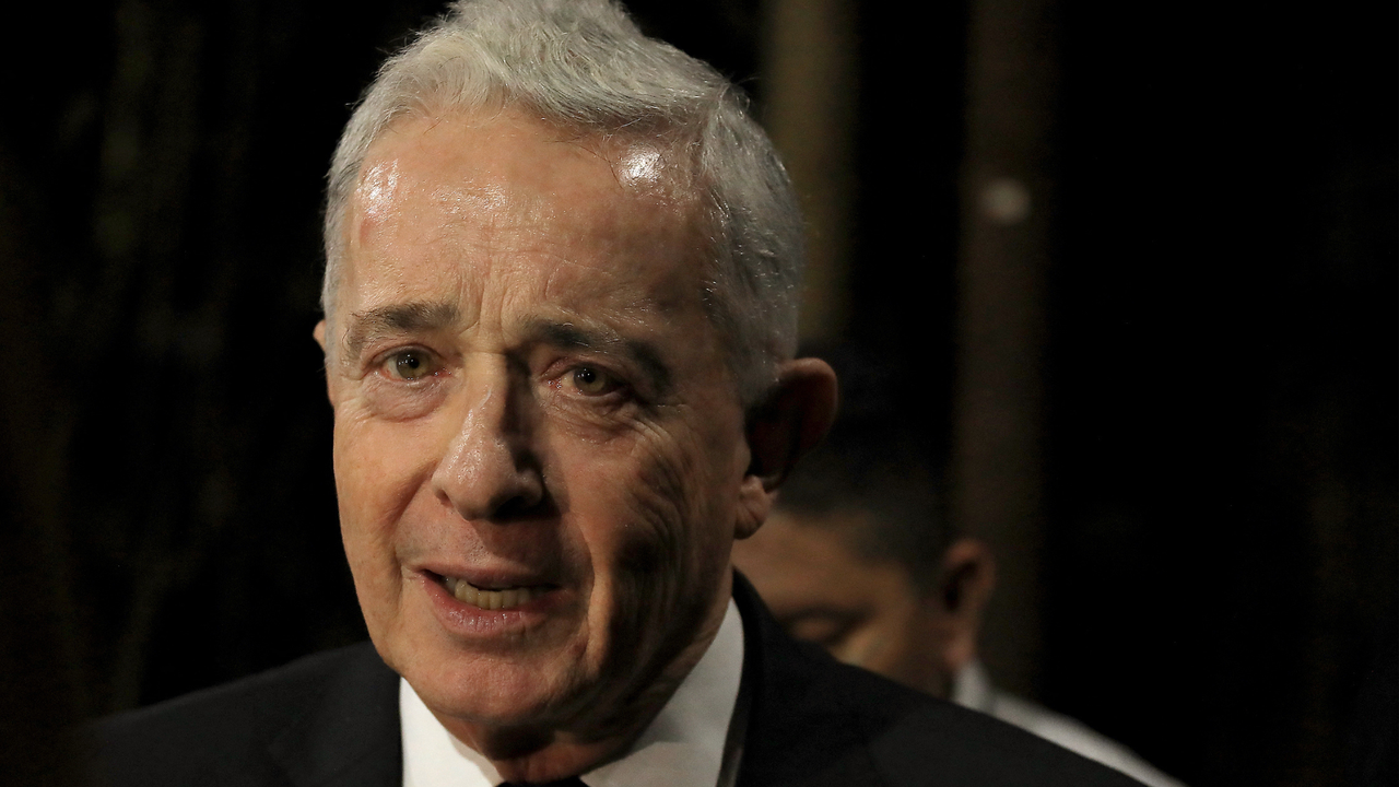 Cover image for Santiago Uribe Vélez se habría entregado por sus medios, según expresidente Álvaro Uribe