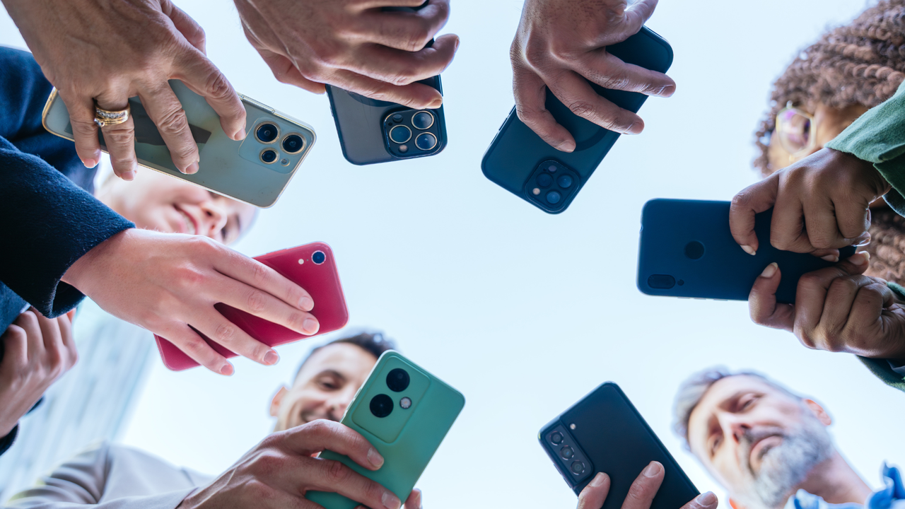 Estudios sugieren que la caída en la tasa de natalidad está relacionada con el uso de teléfonos celulares