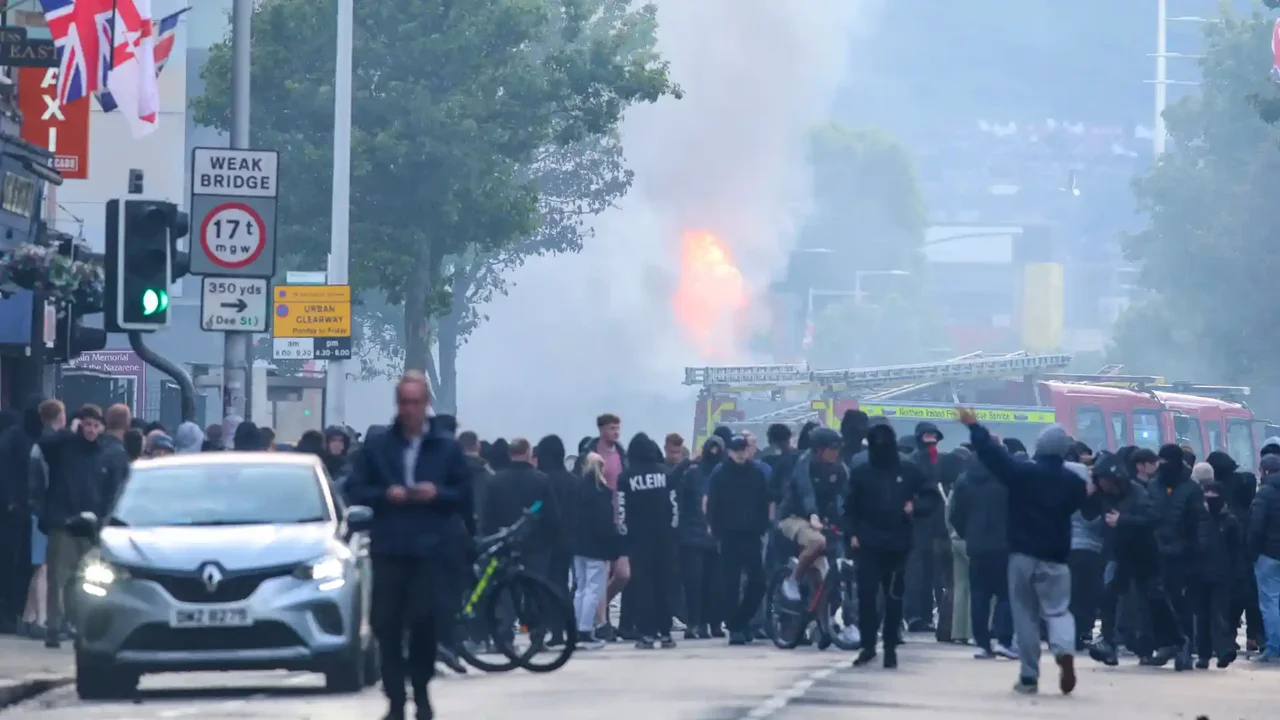 Viviendas y vehículos incendiados dejan protestas tras ataque con arma blanca en Irlanda del Norte