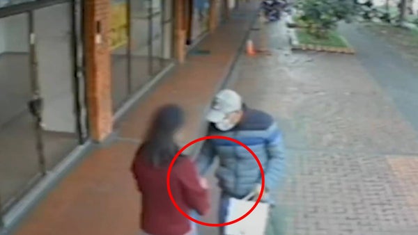 VIDEO | Cámaras captaron el robo a una mujer que recién salía de una casa de cambio en Bogotá VIDEO | Cámaras captaron el robo a una mujer que recién salía de una casa de cambio en Bogotá