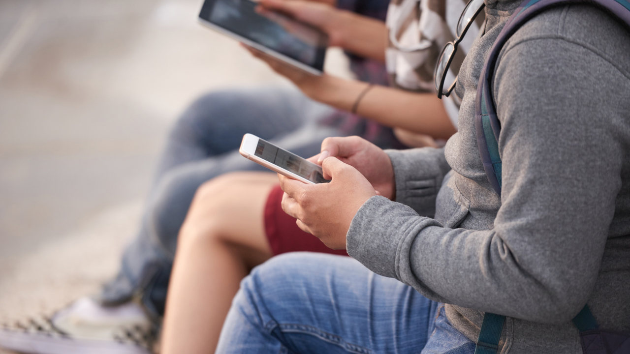 Canadá se suma a la lista de países que intentan prohibir el acceso de menores a las redes sociales