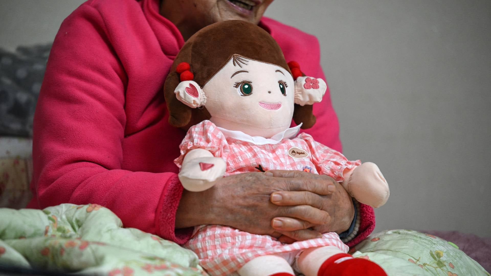 Muñecas con IA para adultos mayores