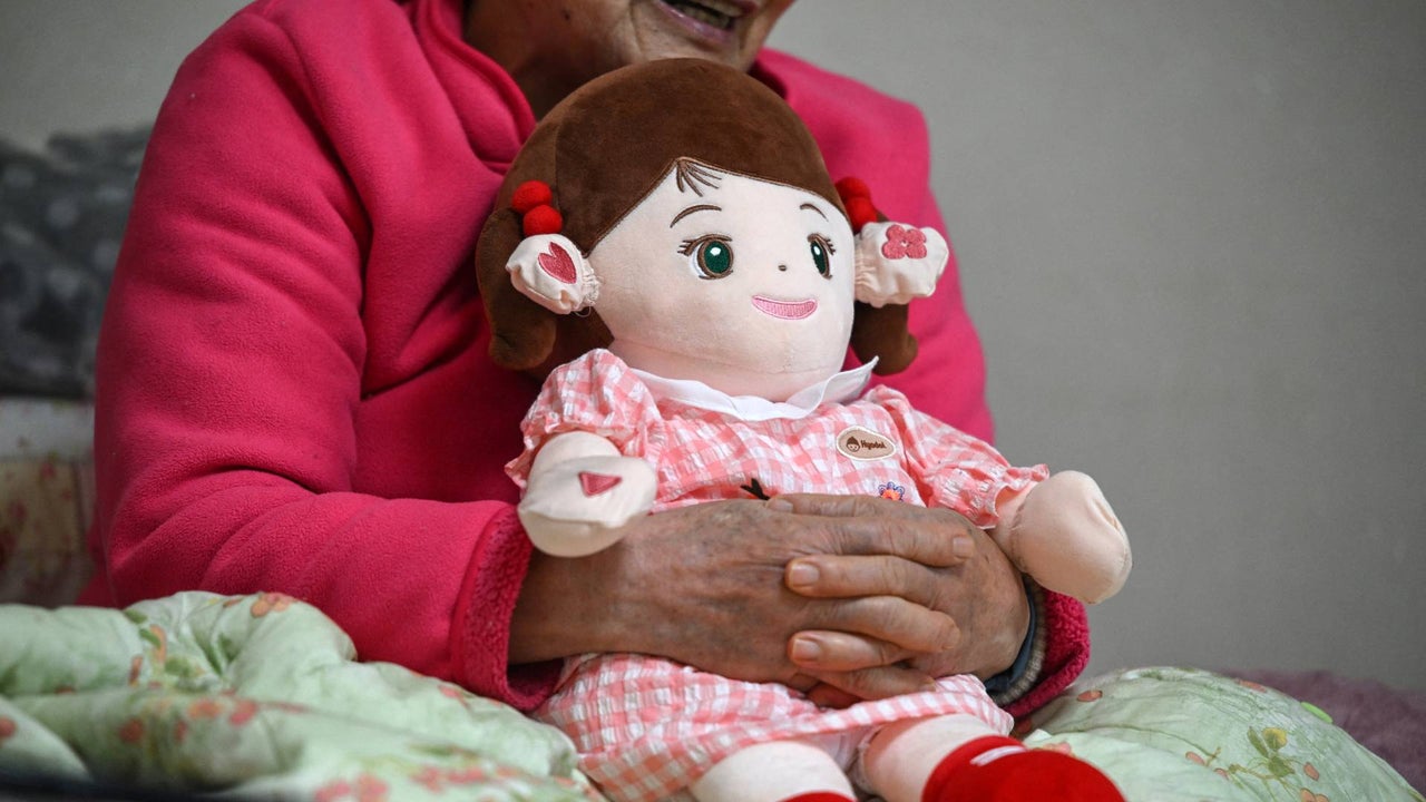 Muñecas con IA estarían ayudando a combatir la soledad y la depresión en adultos mayores
