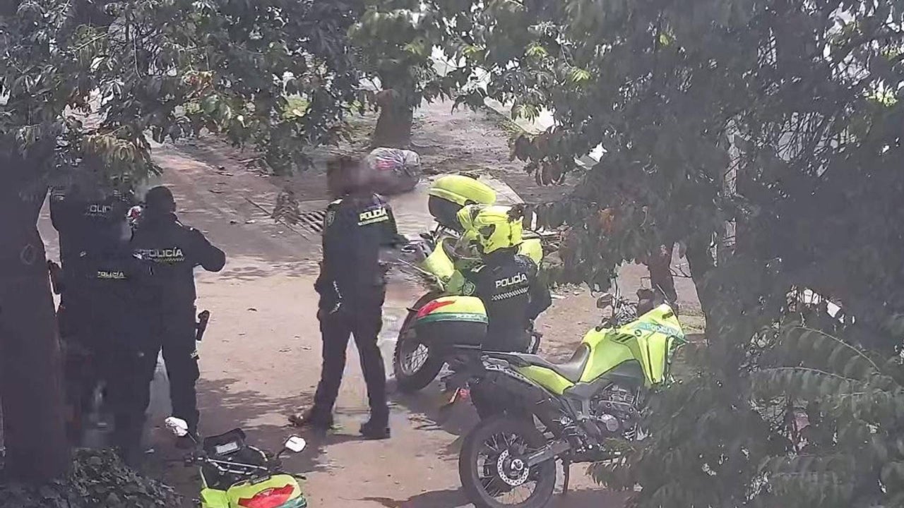 Descubren a dos fleteros a punto de ejecutar un robo a un hombre que salía de un banco en Bogotá