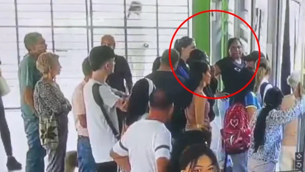 Mujer casi provoca una tragedia tras empujar a una guarda de seguridad en estación del MIO Mujer casi provoca una tragedia tras empujar a una guarda de seguridad en estación del MIO
