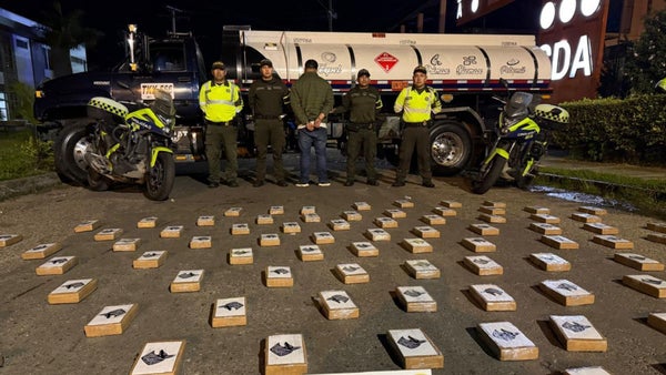 Incautan 370 kilos de cocaína en vehículo cisterna que viajaba desde Cauca a Bogotá Incautan 370 kilos de cocaína en vehículo cisterna que viajaba desde Cauca a Bogotá