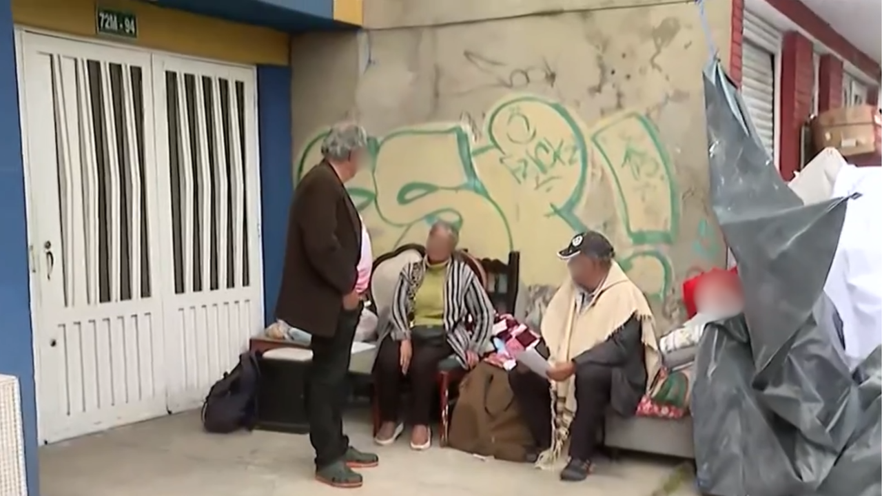 Sillas y bolsas como refugio: el drama de tres adultos mayores que quedaron a la intemperie en Bogotá