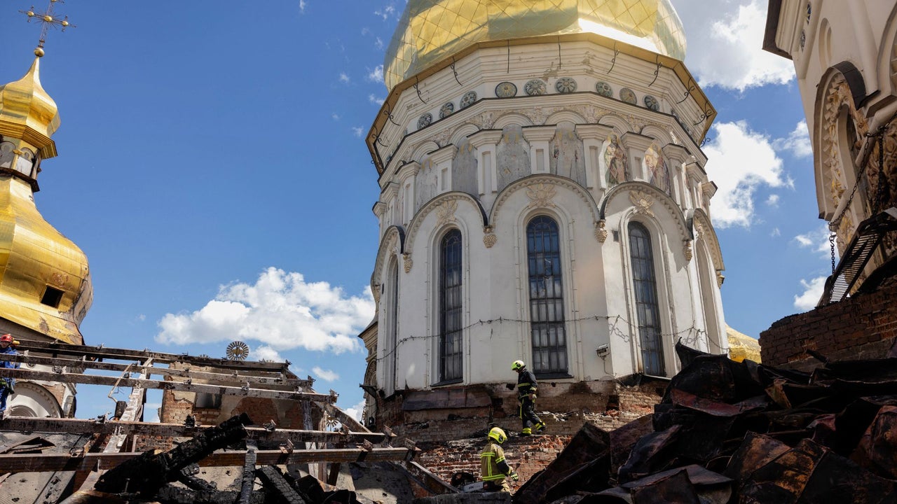 Ataque masivo ruso deja 11 muertos en Ucrania y provoca incendio en catedral de Kiev