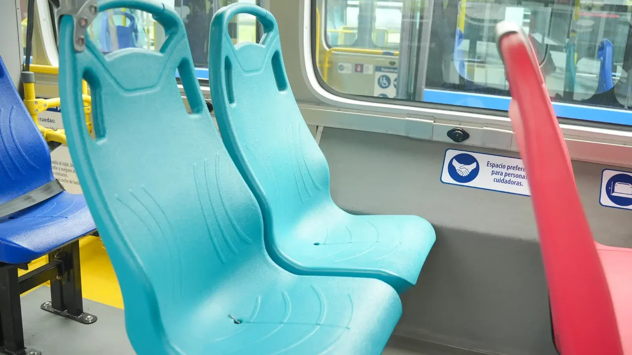 ¿Quiénes se pueden sentar en las sillas aguamarina de los nuevos buses de Transmilenio?