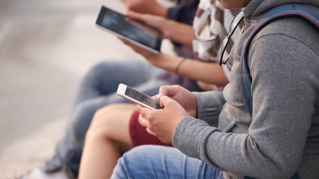 Reino Unido busca prohibir redes sociales a menores de 16 años: ¿cuáles serían las razones?