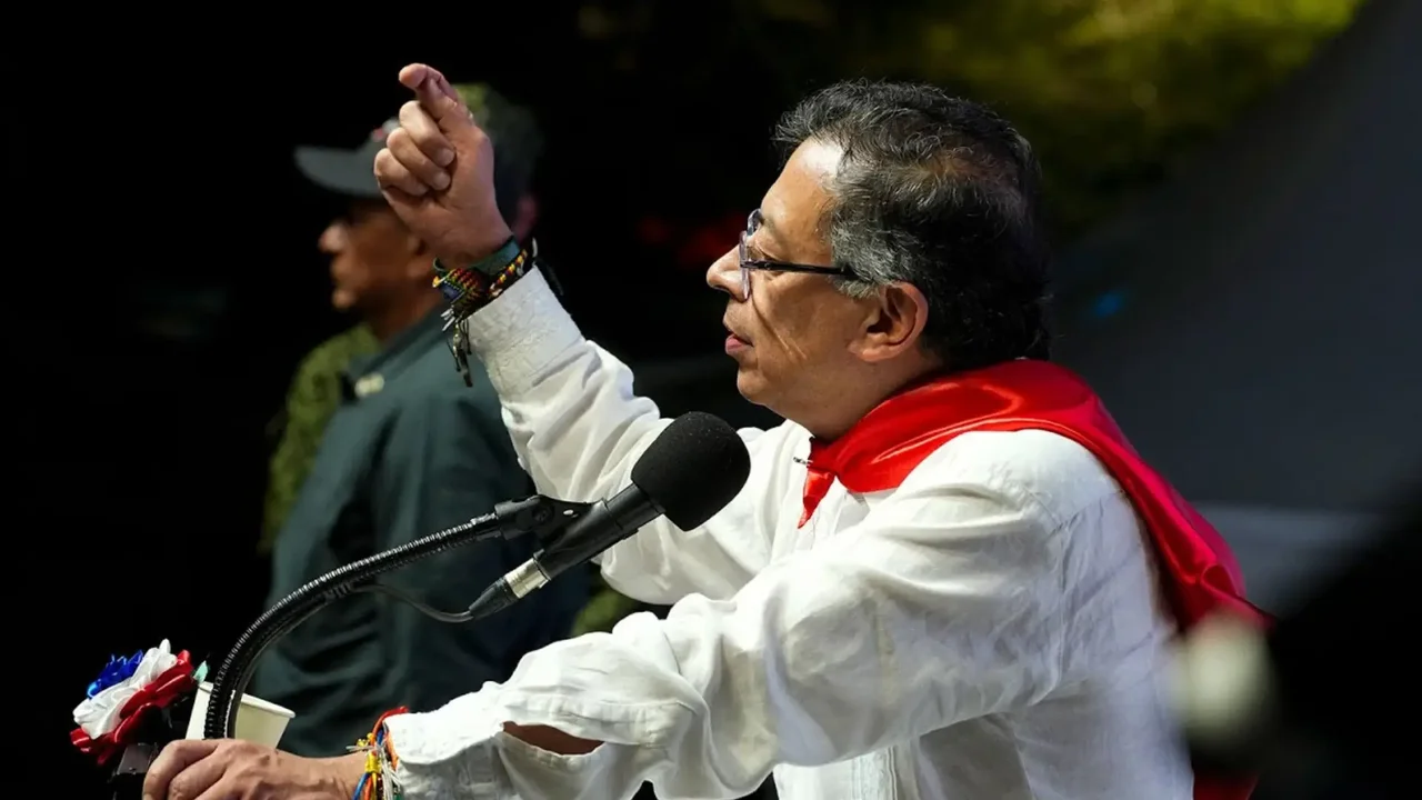Juez dicta medida provisional y ordena al presidente Petro no participar en política