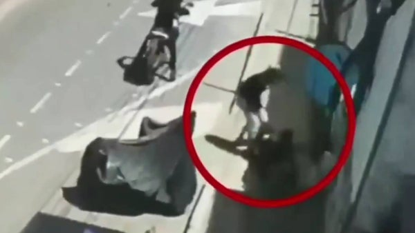 VIDEO | Ladrón intentó esconder las pruebas clave del fleteo que acababa de cometer en un cementerio de Bogotá
