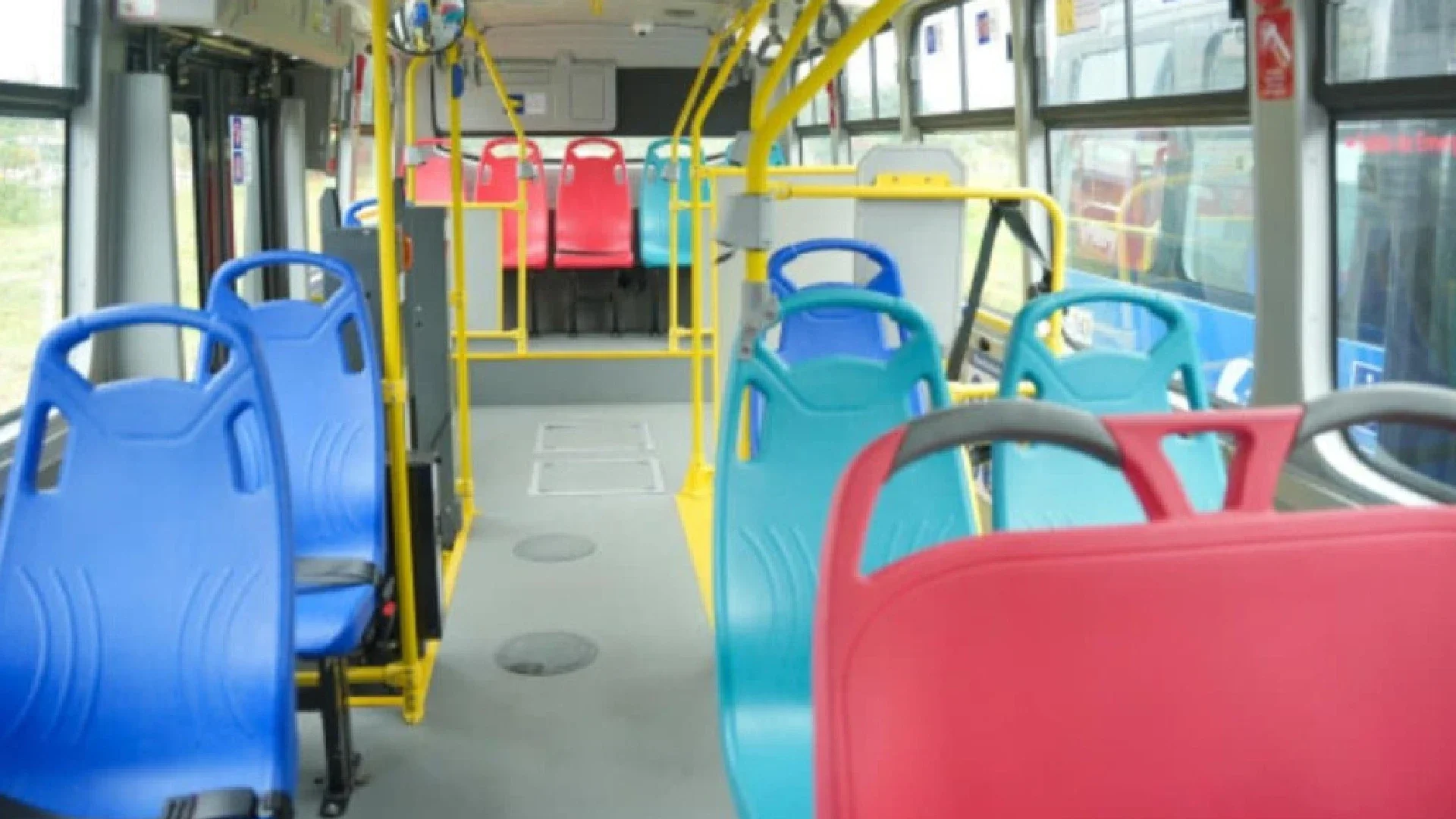 Nuevas sillas aguamarina en Transmilenio.
