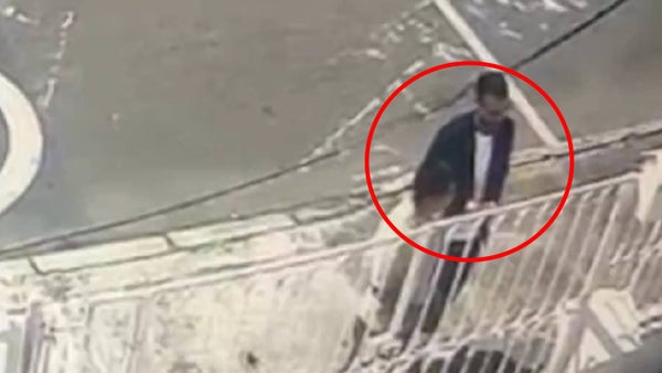 Ladrón con síndrome de Down engañó a una mujer, entró a su casa en Bogotá y terminó robándole todo Ladrón con síndrome de Down engañó a una mujer, entró a su casa en Bogotá y terminó robándole todo