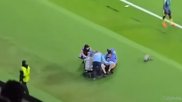 Video desde la tribuna mostró cómo quedó el camarógrafo afectado en el partido entre Colombia vs. Uzbekistán Video desde la tribuna mostró cómo quedó el camarógrafo afectado en el partido entre Colombia vs. Uzbekistán