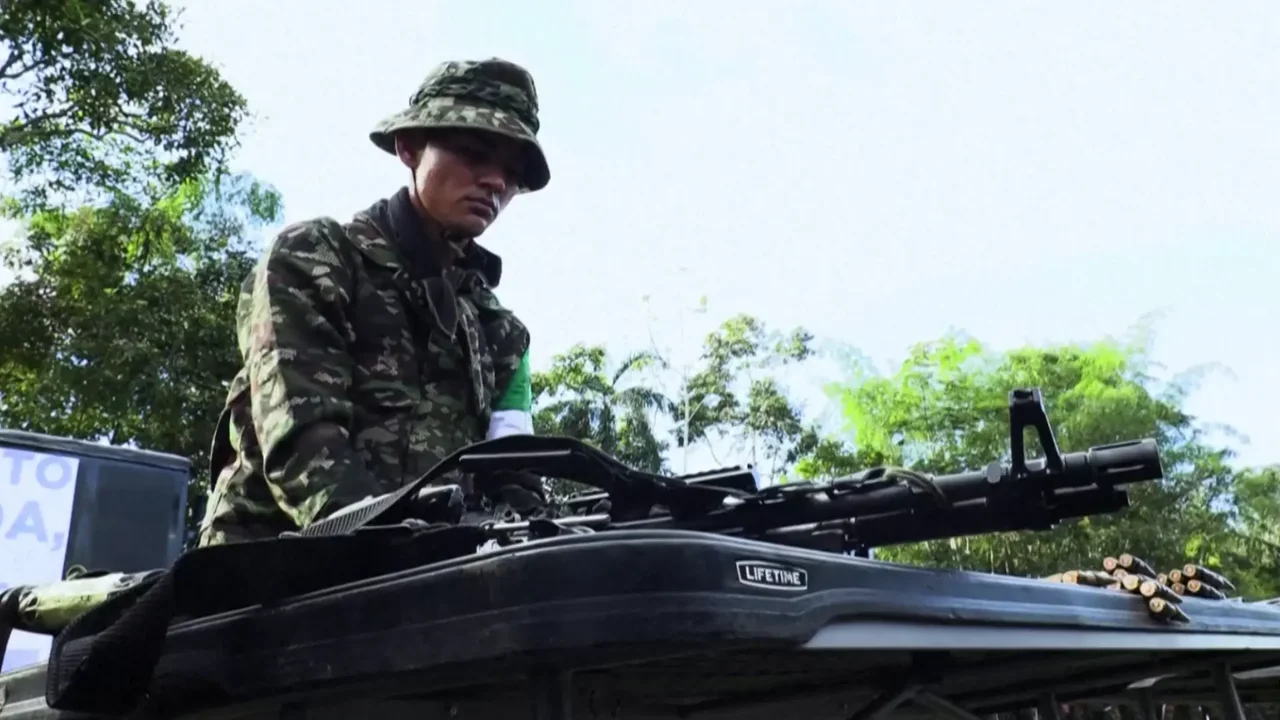 En imágenes: así fue la entrega de armas y camuflados de 99 guerrilleros en Putumayo
