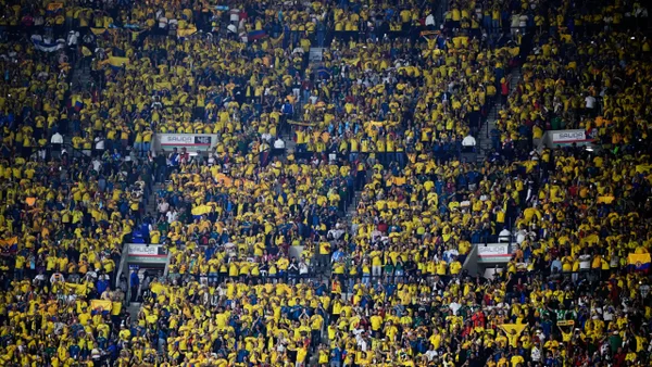 VIDEO: hinchas de la Selección Colombia tuvieron aparatosa caída en la tribuna, en el partido vs. Uzbekistán VIDEO: hinchas de la Selección Colombia tuvieron aparatosa caída en la tribuna, en el partido vs. Uzbekistán