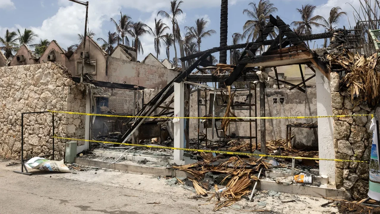 Imágenes del voraz incendio de un hotel en República Dominicana: ¿cuántos afectados hay?