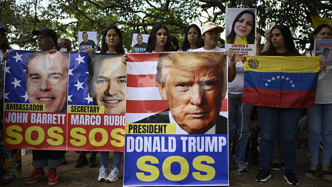 Familiares de presos políticos en Venezuela acampan hace 15 días frente a la embajada de EE. UU.