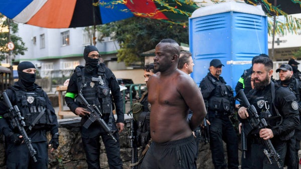 Turistas quedaron atrapados en una favela en medio de un operativo contra narcos en Río de Janeiro Turistas quedaron atrapados en una favela en medio de un operativo contra narcos en Río de Janeiro