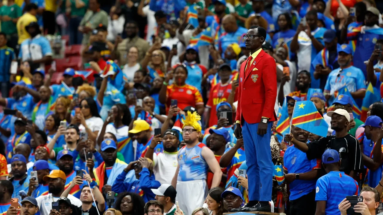 ¿Quién es ‘LUMUMBA’, el hincha del Congo que se lleva todas las miradas contra Colombia?