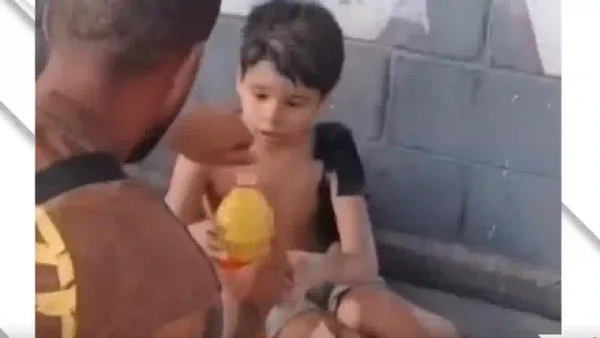 “Mi mamá dejó de respirar ayer”: desgarradora reacción de niño al ser rescatado de los escombros